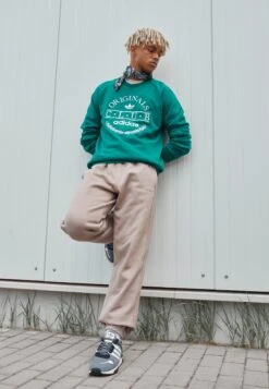 Adidas Originals ESS LOGO - Spodnie Treningowe - Chalky Brown